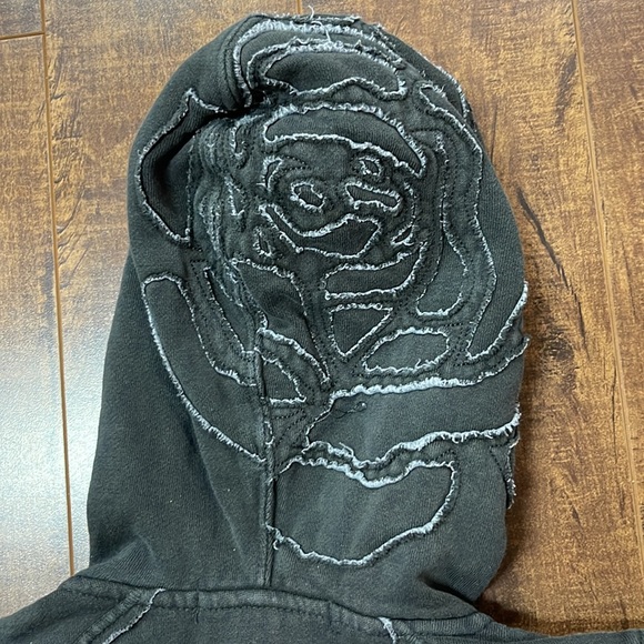 Billabong zip Up Sweater with roses and Skulls - Picture 5 of 5